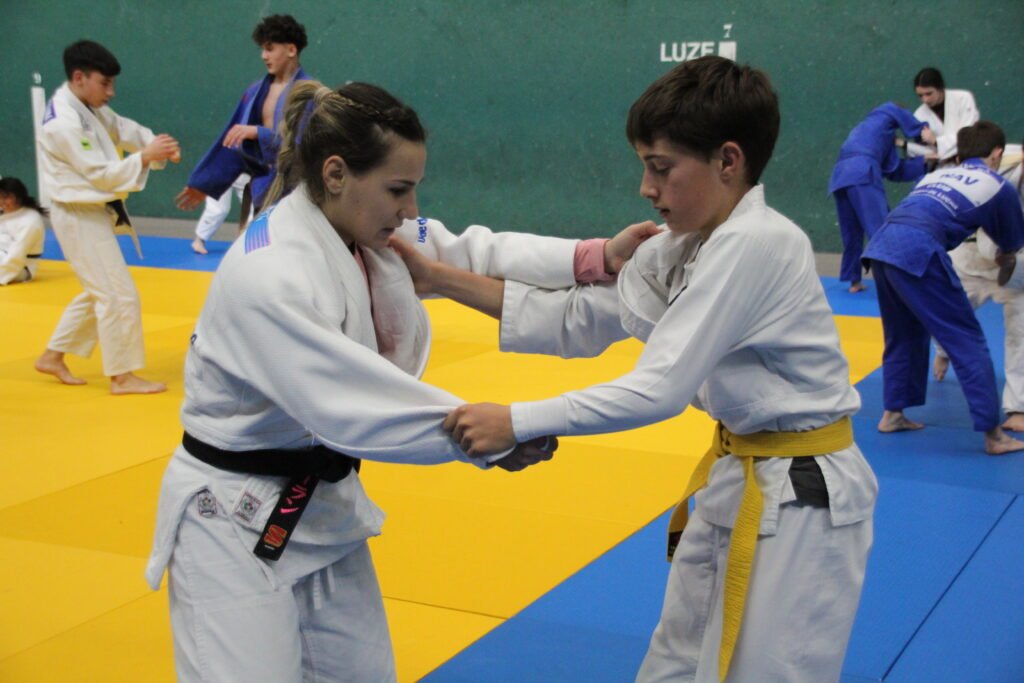 Jóvenes en escuela de dojo con instructor