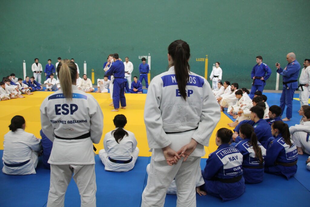 Equipo de instructores y estudiantes observando practicas