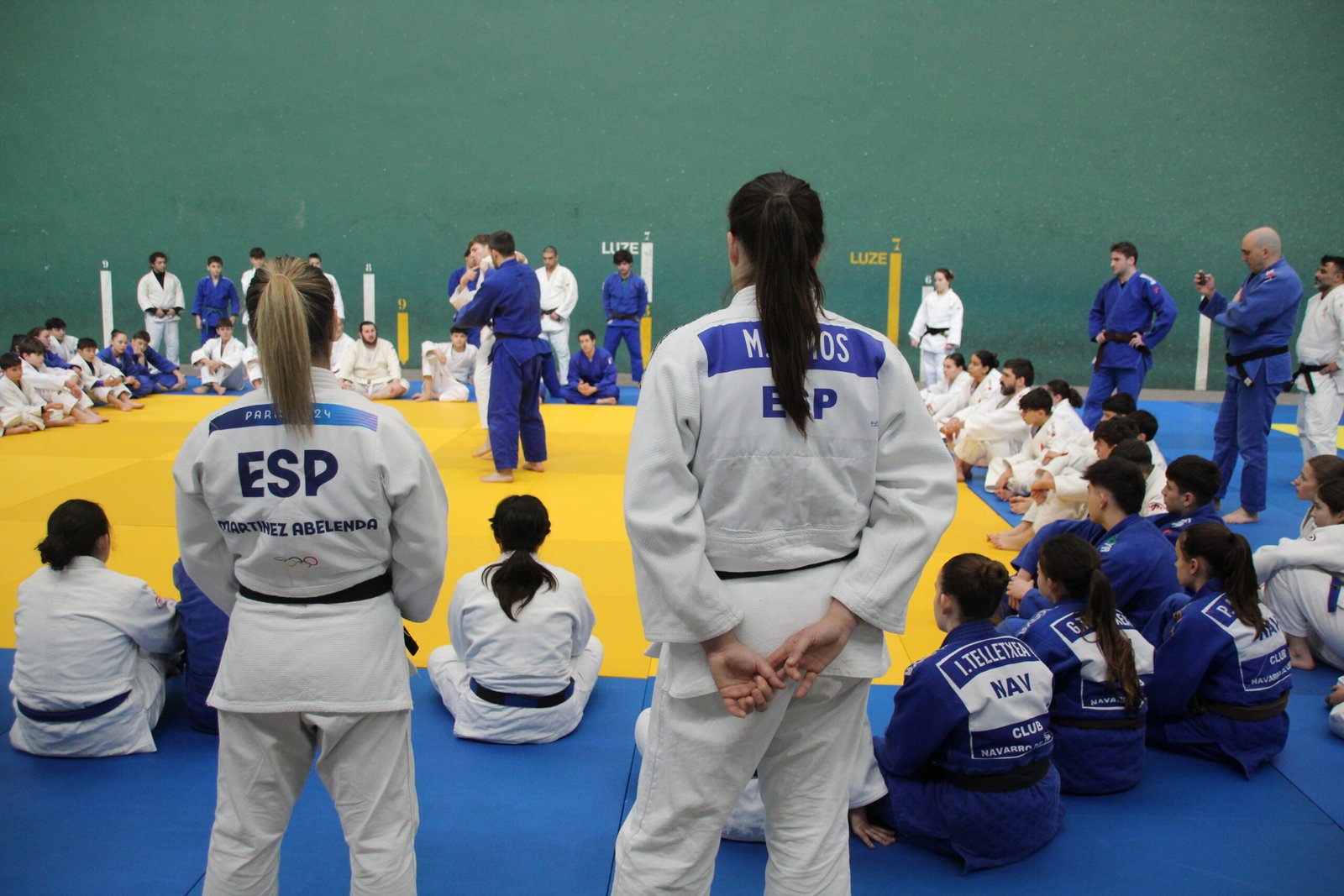 Equipo de instructores y estudiantes observando practicas